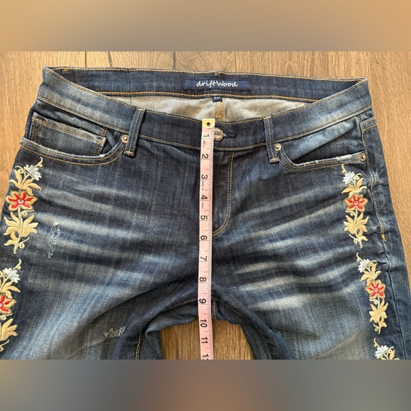 Driftwood Jeans with Floral Detail Size 30 - Picture 9 of 12